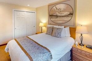 1 bedroom, internet, bed sheets - Lakefront condo with amazing views, pool, hot tub, beach access, and fireplace (Chelan)