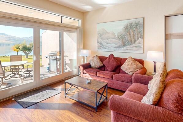 TV, fireplace, DVD player - Lakefront condo with amazing views, pool, hot tub, beach access, and fireplace (Chelan)