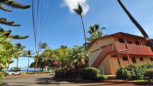 Un hotel con techo rojo y un cartel que dice 'Hotel Punta Del Este'.