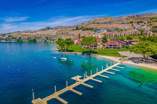 Condo on the Lake with Mountain Views, Shared Pool and Hot Tub, and Tons More