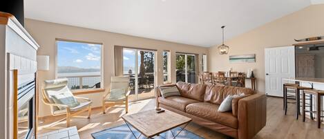 テレビ、暖炉、Netflix、DVD プレーヤー