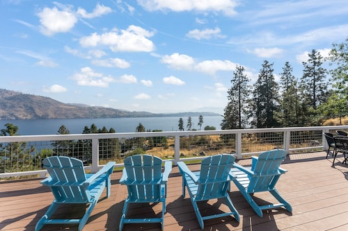 Lake-Chelan-view home with large deck, new hot tub, Ping-Pong & foosball table