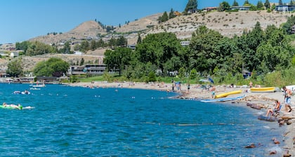 Järven ja vuoristonäköala huoneisto lähellä kaupunkia ja vesi - patio ja kaasugrilli