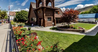 Lake and mountainview condo with washer/dryer & patio - close to town & water