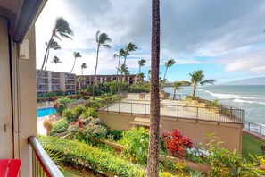 Property grounds - Cozy Waterfront Condo with Pool & Private Deck - Stunning Views from Every Room (Lahaina)