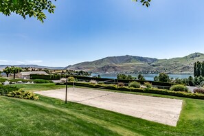 Sports court - Bright Waterfront Condo with Lake & Mountain Views, Shared Pools & Hot Tubs (Chelan)