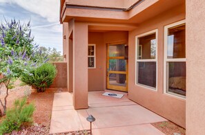 Exterior detail - Bright & Lovely Home with Patio, Balcony, Mountain Views & Shared Hot Tub/Pool (Santa Clara)