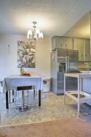Dining - Downtown Long Beach Condo - 1 Mi to Boardwalk! (Long Beach)