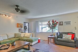 TV, DVD player, books, stereo - Downtown Long Beach Condo - 1 Mi to Boardwalk! (Long Beach)