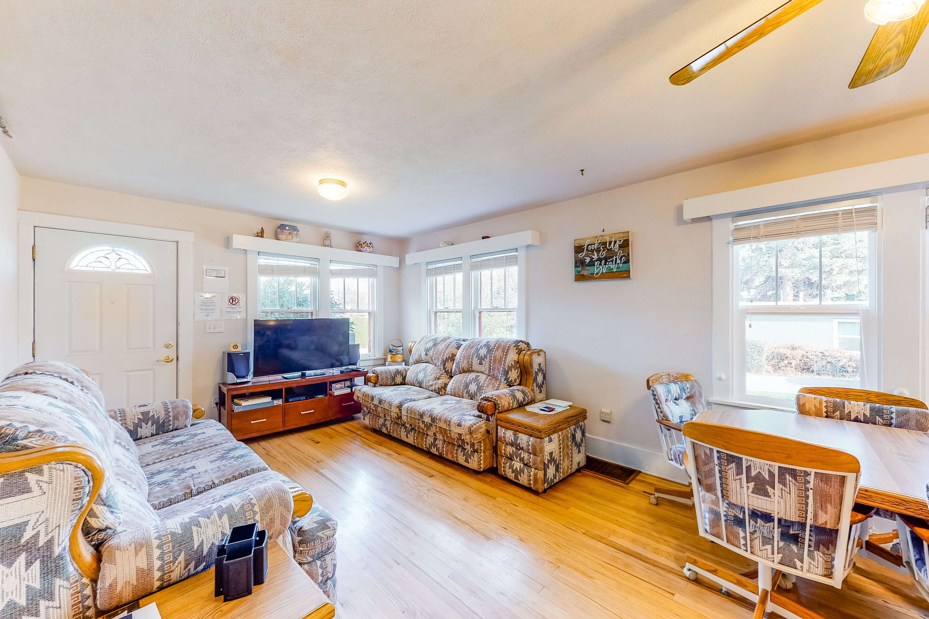 Charming lake view home-close to the beach