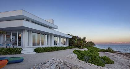 Villa Esprit – Stunning 3 Bedroom Beachfront Villa in North Side with pool!