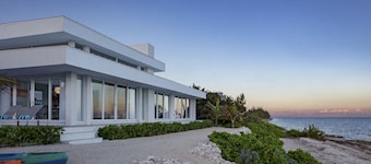 Villa Esprit – Stunning 3 Bedroom Beachfront Villa in North Side with pool!