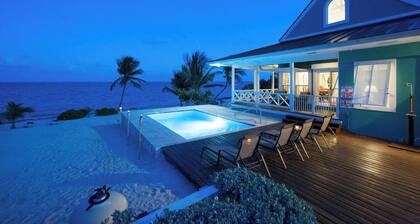 Lone Palm: Suunnittelija Beach Villa w / Oceanfront Pool & Wrap-Around kuistilla Sunset Näkymät