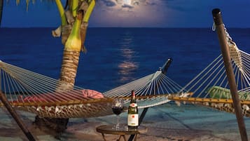 Na praia, espreguiçadeiras, toalhas de praia