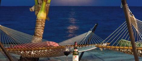 Rannalla, aurinkotuoleja, rantapyyhkeitä