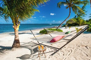 På stranden, solstolar och strandhanddukar