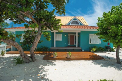 Lone Palm: Oceanfront Pool, 2 Free Kayaks, & Wide Beachfront.