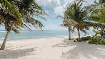 På stranden
