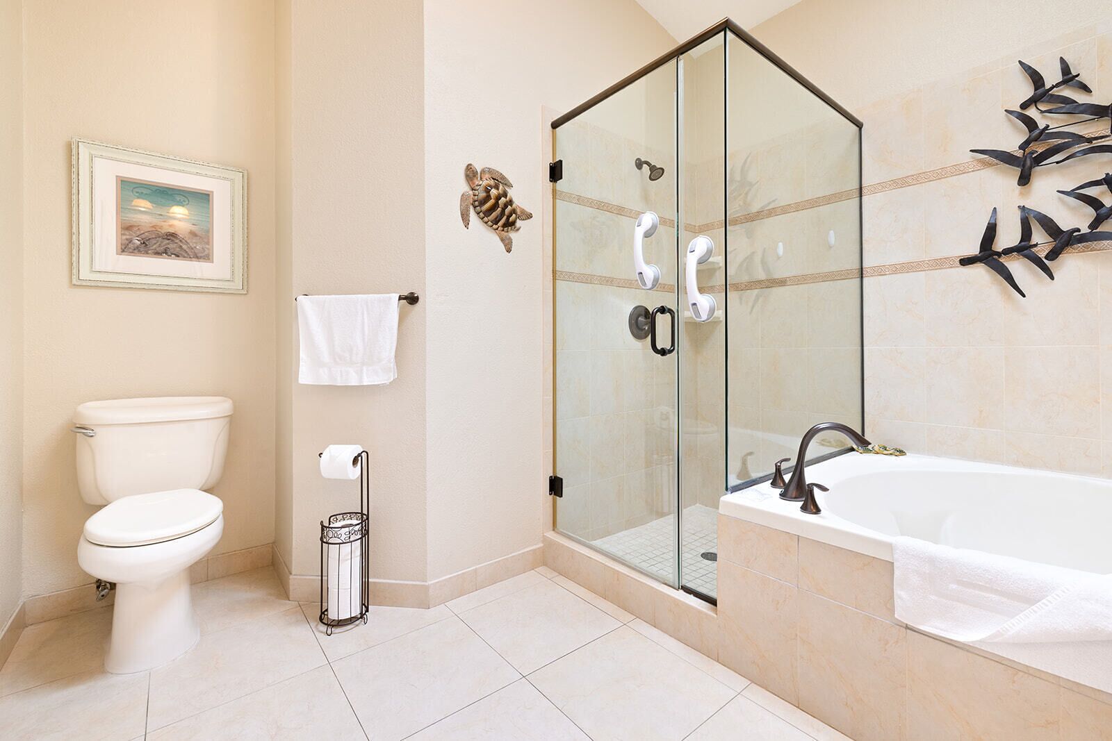 Ein Badezimmer mit Duschkabine, Toilette und Badewanne.