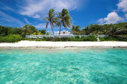 Babylon Reef: Recently Renovated Villa with Backyard Snorkeling and a Crystal Blue Pool