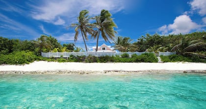 Babylon Reef: Recently Renovated Villa with Backyard Snorkeling and a Crystal Blue Pool