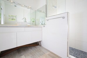Combined shower/bathtub, towels, soap, shampoo - Babylon Reef: Recently Renovated Villa with Backyard Snorkeling and a Crystal Blue Pool (Old Man Bay)