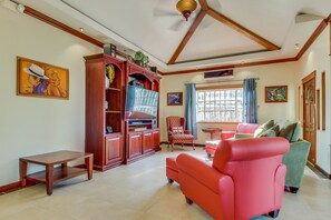 TV, DVD-spiller, bøker og stereoanlegg