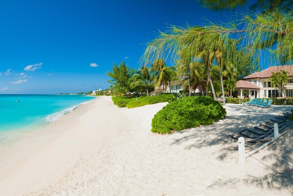 En la playa, camastros y toallas de playa 