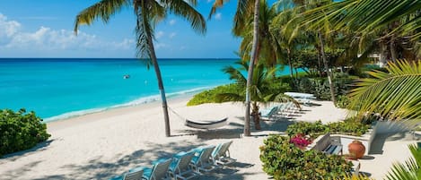 Sur la plage, chaise longue, serviettes de plage