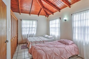 2 quartos, ferros/tábuas de passar roupa, acesso à internet