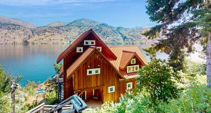 Unique South Shore lakefront retreat w/private hot tub and lake views