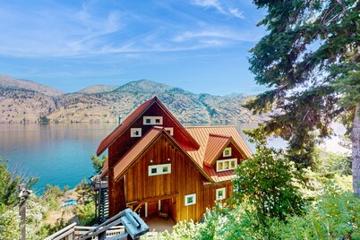 Unique South Shore lakefront retreat w/private hot tub and lake views