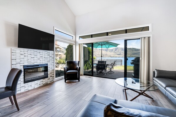 Televisor, llar de foc i reproductor de DVD