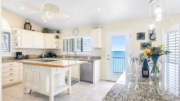 雪櫃、微波爐、焗爐、爐具