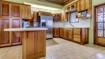 Jääkaappi, mikroaaltouuni, uuni, liesi