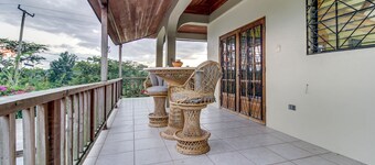 Nuevo hogar moderno con un balcón y un gran vecindario - perfecto para excursiones de un día!