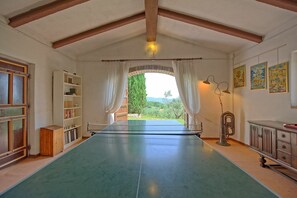 Games room - Villa Uccellaia - Country Villa Rental with swimming pool in Umbria (Agello)