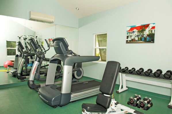 Ein Fitnessstudio mit Laufbändern, Hanteln und Trainingsgeräten.