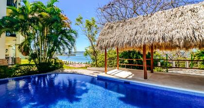 Condo Breezy avec piscine partagée, plages à proximité et vue imprenable sur l'océan!