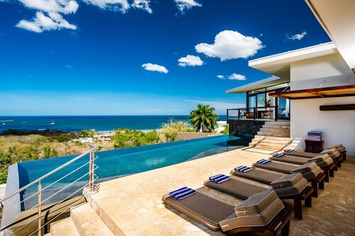 Tropical Bali-Style Villa with Ocean Views, Infinity Pool & Hot Tub, Close to the Beach and Town