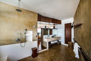 Shower, hair dryer, towels - Tropical Bali-Style Villa with Ocean Views, Infinity Pool & Hot Tub, Close to the Beach and Town (Tamarindo)