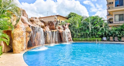 Vibrant, condo avec vue sur la mer avec piscine partagée et balcon privé - à proximité de la plage