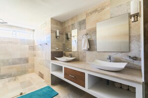 Dusche, Haartrockner, Handtücher