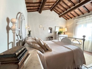 3 chambres, fer et planche à repasser, lit de bébé portatif