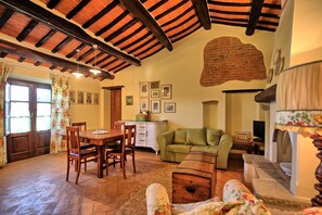 Een televisie en een open haard