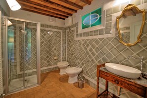 Bathtub, hair dryer, bidet - Belvedere - Country House Rental in Valdichiana, Tuscany (Gabbiano)