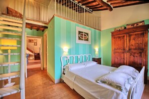 4 slaapkamers, een strijkplank/strijkijzer, reisbedje, gratis wifi