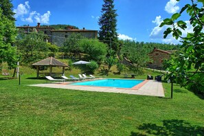 Pool - Villa Margherita Due - Country villa with swimming pool in Cortona, Tuscany (Cortona)