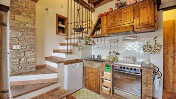 Frigorifero, forno, piano cottura, macchina per tè/caffè