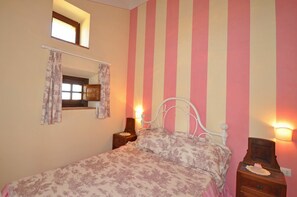2 bedrooms, iron/ironing board, travel cot, free WiFi